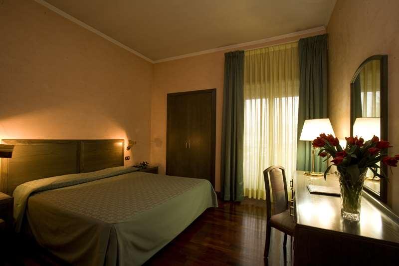 Astor Hotel Vintage Frosinone Room photo